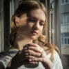 Модель у срібних сережках і каблучці «Чарунка з радістю» з жовтими каменями від Орінго
