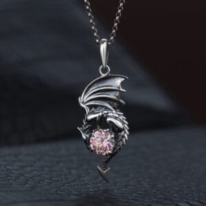 pidvis «drakosha 2» | orinho Підвіс «Дракоша 2» на шиї — прикраса з рожевою вставкою Swarovski Zirconia в повсякденному образі.
